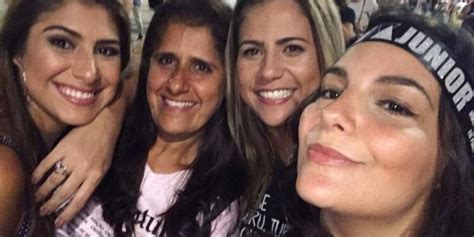 Na boa, sem chorar 2. Giulliana Succine vibra com amigas durante última apresentação da turnê de Sandy e Junior | Contei
