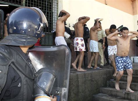 Peleas entre reclusos dejan muertos en una cárcel de máxima seguridad en El Salvador