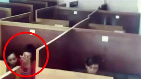 dua abg di video lagi asyik di bilik warnet netizen jadi iba lihatnya kasihan ruangannya