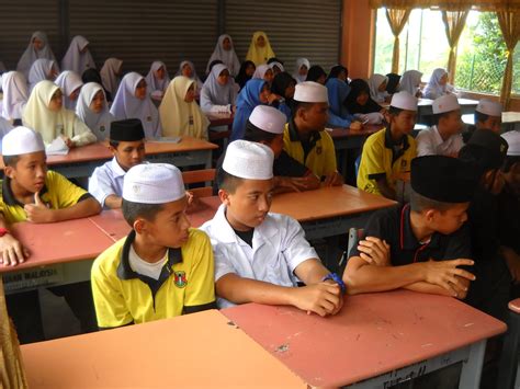 Lencana pandu puteri malaysia di tengah latar biru membawa maksud matahari menyinari setiap kanak kanak di dunia. UNIT KOKURIKULUM, SMA HIDAYAH ISLAMIAH: MESYUARAT AGONG ...