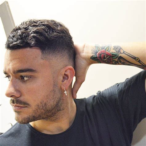 When you have wavy hair, this is one of the most this is what sets this style apart from most other wavy hairstyles. 21 Cool Men's Haircuts For Wavy Hair (2018 Update)