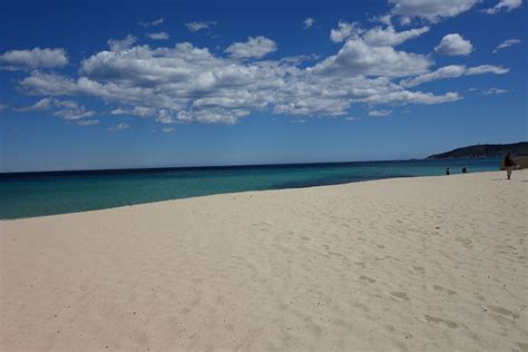 L'histoire de la plage de pampelonne est née d'une longue étreinte du granite des maures avec le puis l'humain y posa le pied. Deserted Pampelonne beach, St. Tropez, France | Beach ...