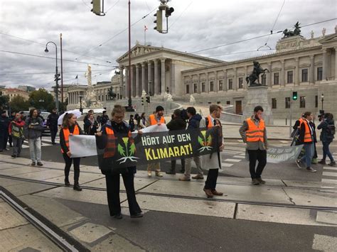 Letzte Generation Demonstriert Mit Politikermasken Auf Wiener Ring