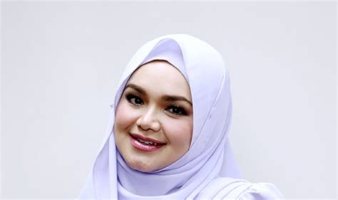 Her brother, saiful bahri tarudin, and her sisters, siti norsaida and siti nursairah are also. Siti bakal lahir anak secara pembedahan - Berita Steady