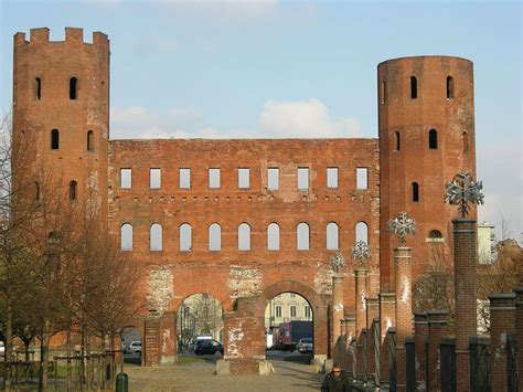 Il progetto torino romana vuole far conoscere agli studenti la loro città, attraverso un percorso storico, artistico e culturale. Torino, Porta Palatina Roman ruins: the gate to the roman ...