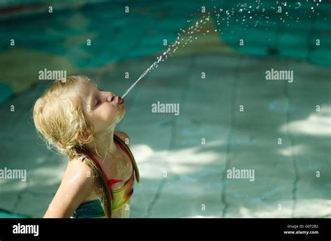 Schönes Kleines Kind Spucken Wasser Im Schwimmbad Stockfotografie Alamy