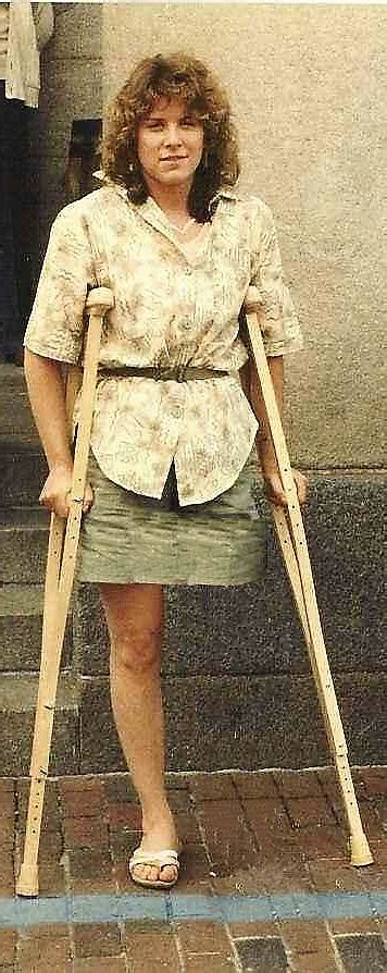 Девушки на костылях Amputee Woman On Crutches 2 6b7