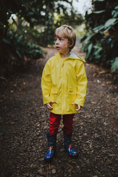 «do i look like the yellow raincoat boy in the it movie ？ @jaredyhan_photography @j.studiobw». Pluie Pluie Boys Solid Yellow Rain Coat - Babychelle
