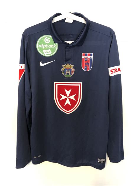 Alábbi cikkünkből kiderül, hogyan kompenzálja klubunk az éves bérlettel rendelkező szurkolóinkat. MOL Fehérvár FC Visitante Camiseta de Fútbol 2012 - 2013.