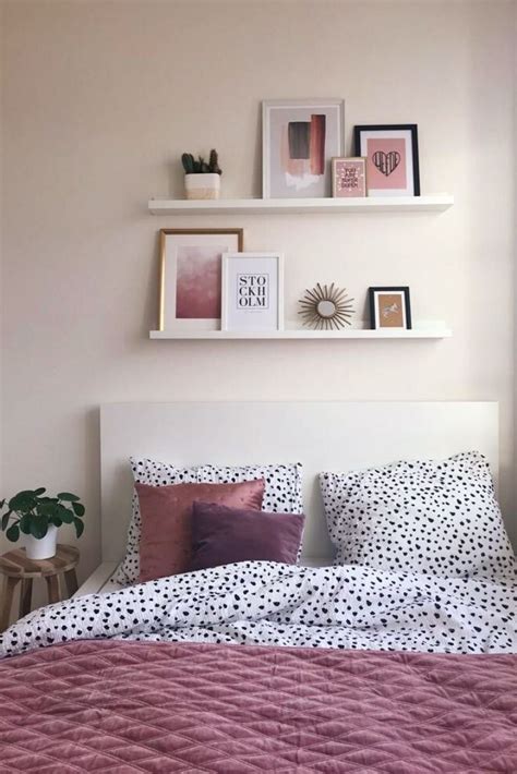 Vintage decor can incorporate traditional and nostalgic elements into your house, and encompasses a wide array of style ideas from a number of different time periods. How To Decorate Your Blank Walls: 17 Inspirational Chic ...