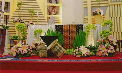 Rangkaian bunga altar & mimbar gereja dalam berbagai perayaan. Makna Liturgis Perangkai Bunga - Lusius Sinurat