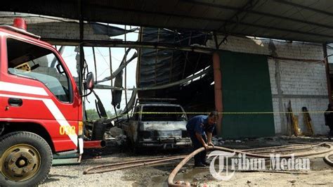 Namun, sayang mobil tersebut tak bisa masuk karena medan jalan masuk pabrik jelek. Berita Foto: Kebakaran Besar di Pabrik Mebel Marelan, Atap ...