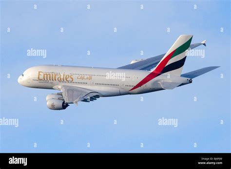 Airbus A380 Von Emirates Klettern Von Betrieben Abheben Am Flughafen