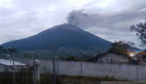 gunung merapi kembali erupsi letusan setinggi 400 meter