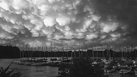 Somit sind sie häufiger im sommer zu beobachten. Mammatus-Wolken Foto & Bild | gewitterfotos, wetter ...