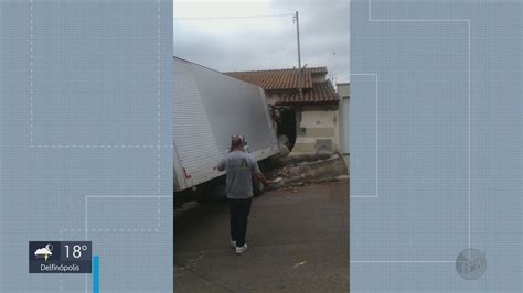 Caminh O Perde Freio Bate Em Poste E Invade Casa No Corredor S O Jos