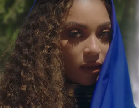 Beyoncés Gold Makeup And Matte Lipstick In Spirit Music Video