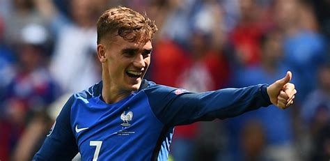 Griezmann is a very mobile player, with the ability to combine with teammates or make individual plays, while also helping out at the defensive end by bringing pressure. Antoine Griezmann : voici pourquoi il joue en manches longues