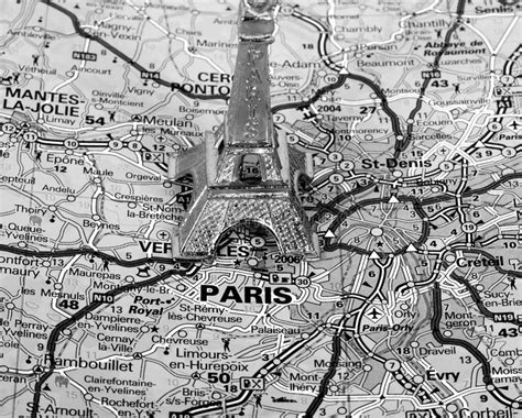 Tour Eiffel Sur Une Carte De Paris Photo Stock Image Du Carte Ville