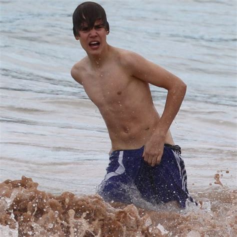 Justin Bieber Bañándose En La Playa Torsos Desnudos Los Famosos Lucen Cuerpazo Foto En