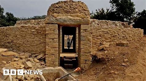 Cambridgeshires Neolithic Burial Barrow Nears Completion Bbc News