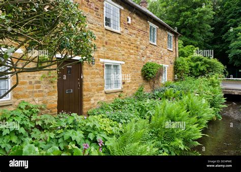 Old Stone Cottages Hi Res Stock Photography And Images Alamy