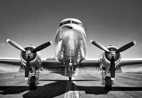Vintage Airplane On A Runway Black And White Papier Peint