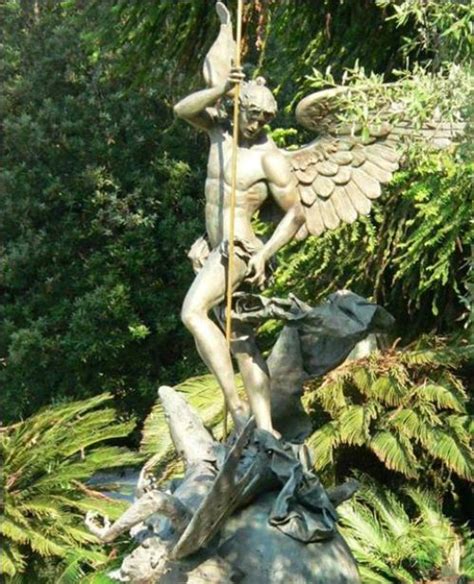 Escultura De Arcangel Miguel En El Vaticano
