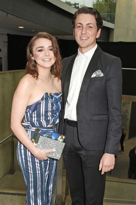 Maisie Williams Boyfriend Did Her Body Makeup For The Red Carpet