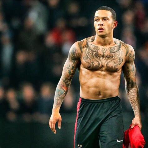 The dutch winger had to be silent for 24 hours for a lion's head tattoo to be created on his back. Memphis Depay. 🙌🏼 ️ | Modelo de corpo, Modelos, Tatuagem