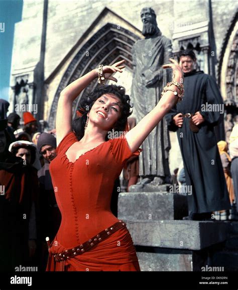 Gina Lollobrigida Notre Dame De Paris Der GlÖckner Von Notre Dame 1956 Stockfoto Bild