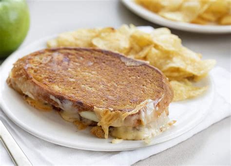 Apple Gouda Grilled Cheese Sandwich TASTYDONE