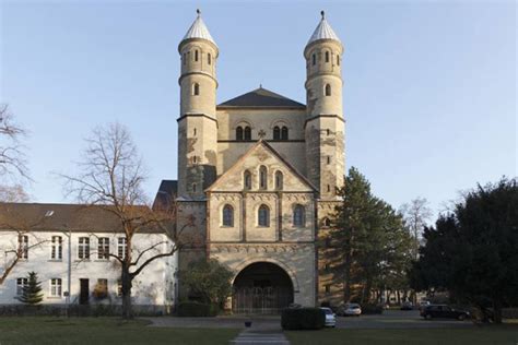 Pantaleon) es una antigua iglesia alemana de origen medieval que se encuentra en el sur del casco antiguo de colonia, y cuya construcción se remonta a la primera época románica. St. Pantaleon | koeln.de
