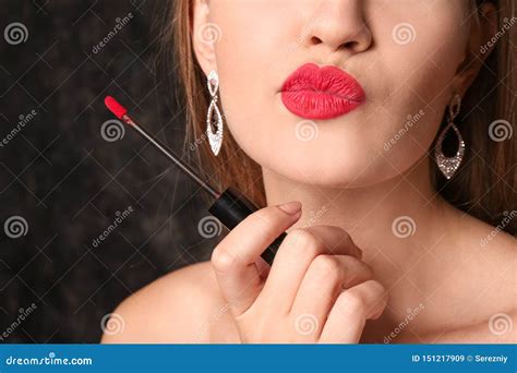Sch Ne Junge Frau Mit Hellem Rotem Lippenstift Auf Dunklem Hintergrund Nahaufnahme Stockbild