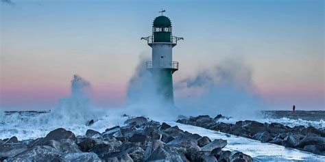 Compare luxembourgish stuerm, low german storm, dutch storm, english storm, danish storm, icelandic stormur. Gehört die Molenmauer in Warnemünde bei Sturm gesperrt?