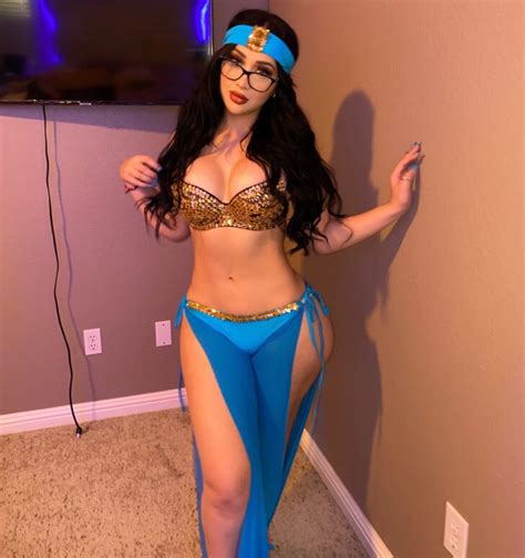 Princess Jasmine Is The Curviest Of Them All Cosplay World
