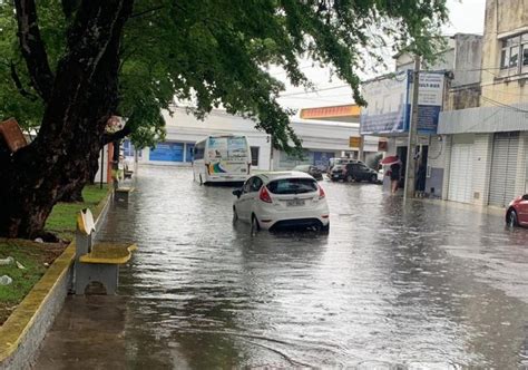 Chuva provoca alagamentos e retenção no trânsito de Aracaju veja