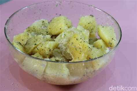 Olahan kentang nikmat bukan hanya kentang goreng atau mashed potato saja, melainkan juga kentang ongklok yang populer di indonesia. Resep Kentang Ongklok Keju yang Empuk, Gurih dan Lembut