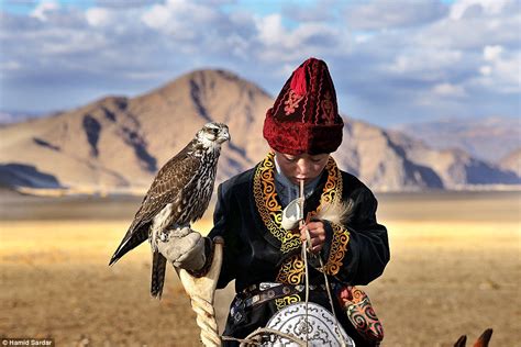 Incredible Photographs Show Nomadic People In Central Asia Daily Mail Online