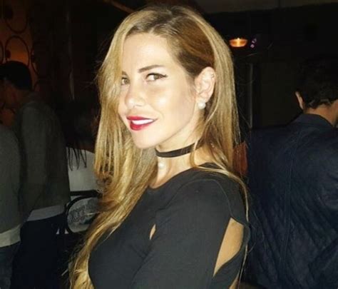 علم موقع الفن أن الممثلة المصرية ميرفت أمين قد تساعد الفنانة دنيا سمير غانم وشقيقتها الممثلة إيمي في المهمة الصعبة التي تواجههما من أجل إخبار والدتهما الممثلة المصرية دلال عبد العزيز ، بوفاة زوجها الممثل المصري سمير. شاهد: ابنة ميرفت أمين في أحضان نجل مصطفى فهمي تثير الجدل ...