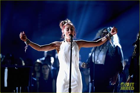 Photo Lauren Daigle Performs You Say At Billboard Music Awards 06