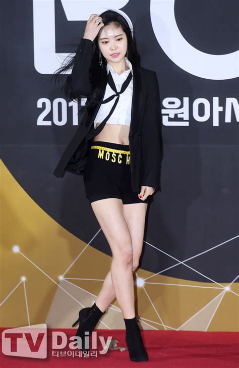 김민재 '유벤투스행' 추진…해외파 이적 러시. TD포토 에이핑크 손나은 '복근 드러낸 크롭탑'