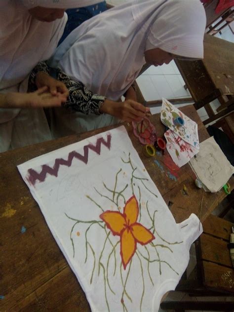 6.pewarna alam dihasilkan dari ekstrak akar akaran,daun,buah,kulit kayu,dan kayu. Penerapan Ragam Hias Pada Bahan Tekstil - Sekilas Bahan