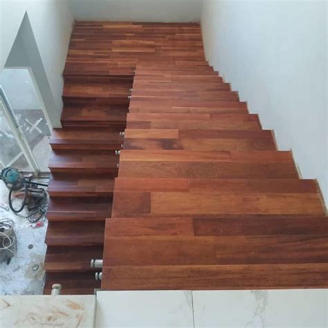 Rumah panggung ini sebenarnya tidak terlalu beda dengan rumah tradisional lainnya, hanya saja ketinggiannya yang membuat rumah ini terasa berbeda. Membuat Tangga Rumah Minimalis dari Bahan Kayu Step by ...