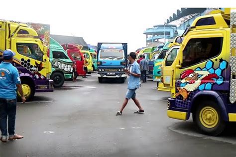 Truk cabe, truk cabe kesiangan, truk cabe jam mepet, jam mepet truk cabe, truk cepat indonesia 6 Tugas Sopir Pengiriman Barang - Otoleb.com
