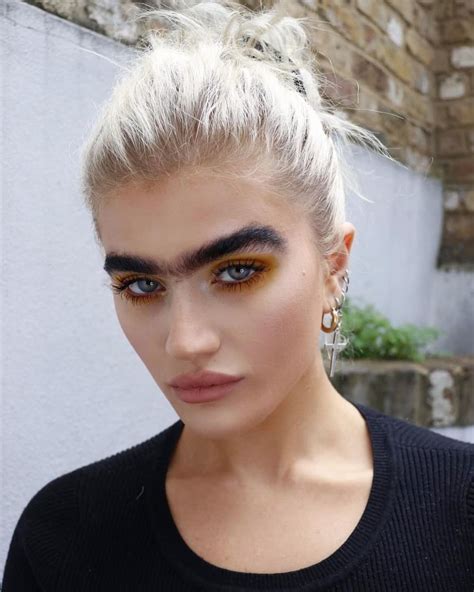 Instagram Model Sophia Hadjipanteli Polarisiert Mit Monobraue Blick