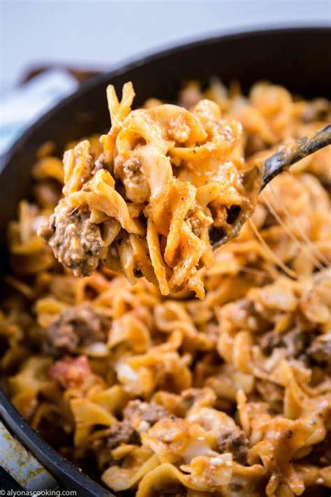 EASY One-Pan Beef Stroganoff (Sour Cream Egg Noodles ...