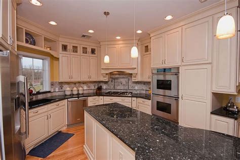 Emerald pearl granite is one of the popular dark green sparkling crystals of granite. 27+ (Most Popular) Green Granite Kitchen Countertops in ...