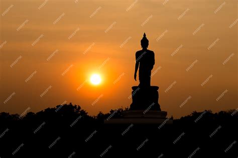 Estátua De Buda Na Silhueta Do Pôr Do Sol Foto Premium