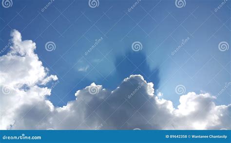 El Fondo Del Cielo Azul Con Las Nubes Blancas Y El Sol Irradian Foto De
